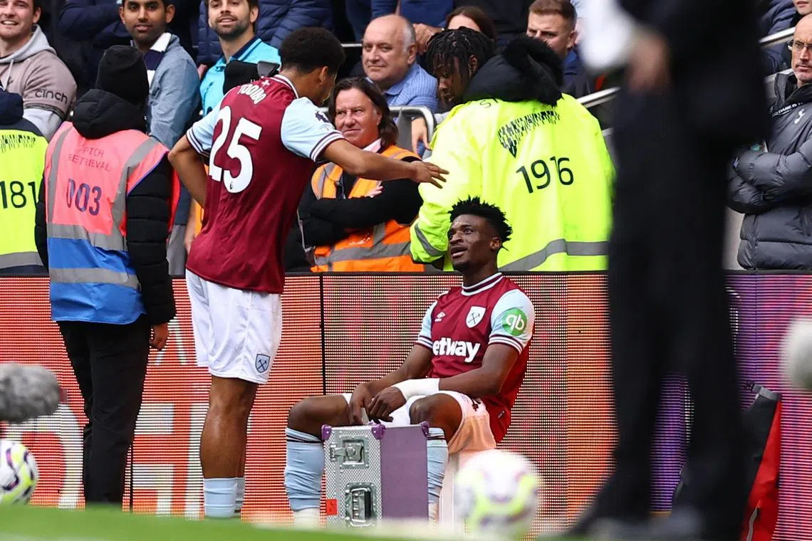 库杜斯进球后，帅气地坐在场边的椅子上庆祝，但他无法将英姿维持到终场。（路透社）