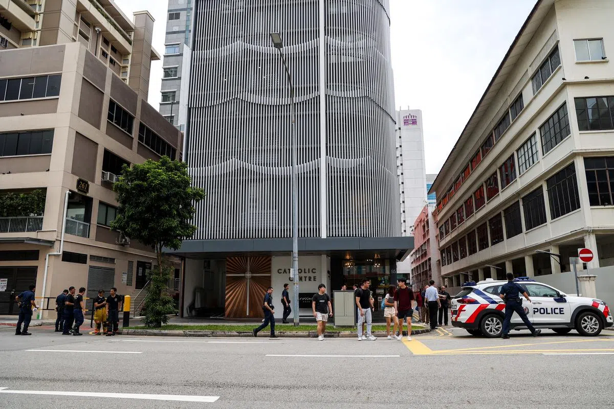 警方封锁滑铁卢街的一栋大楼和两条后巷后，民防部队危险物质控制专业人员在现场调查。（白艳琳摄）