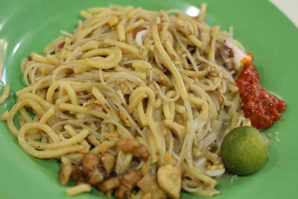 炒福建虾面是忠忠熟食中心的招牌美食之一，有几个不同档口售卖，任食客选择。图为车间炒福建虾面所售餐食。（唐家鸿摄）