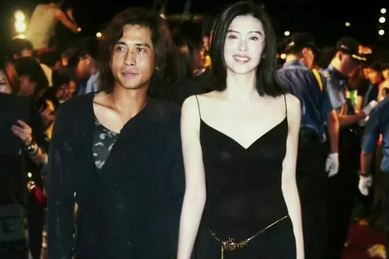 王祖贤26岁生日私照被挖出 与齐秦同框惊艳粉丝