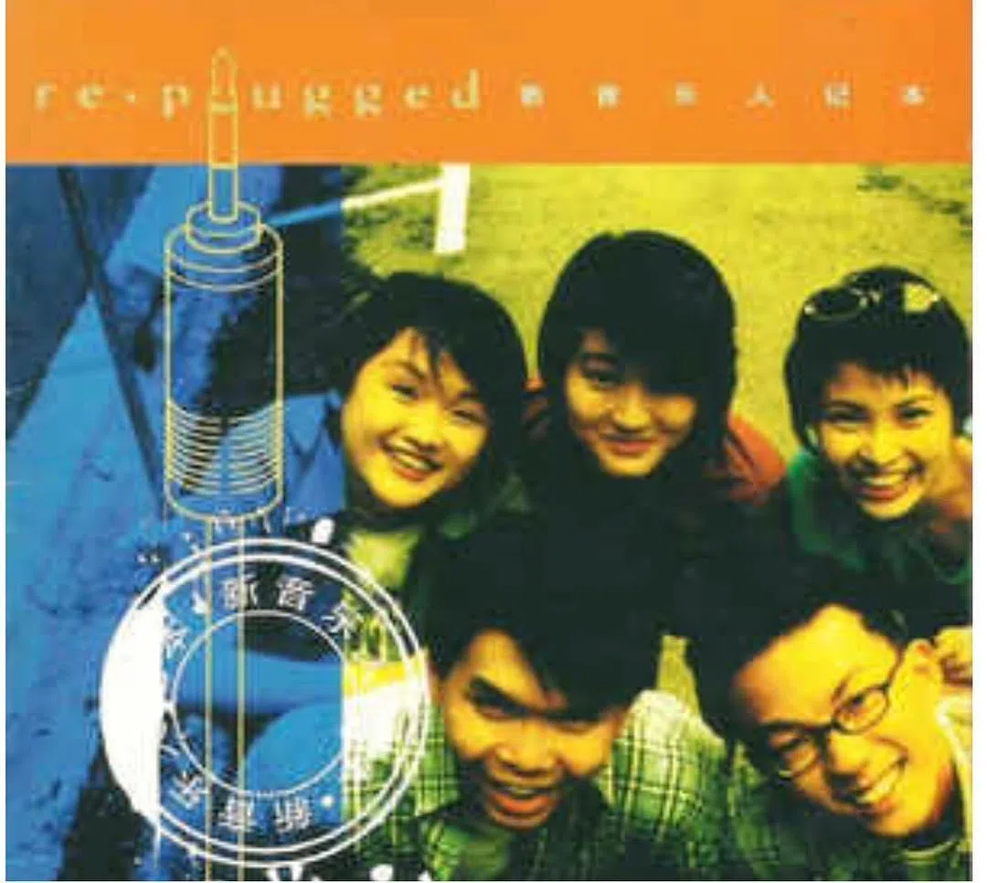 1999年发行的“Replugged”合辑，参与歌手有唐玉璇（后排左起）、蔡淳佳、蔡礼莲、蔡立章（前排右）和张俊雄（前排左）。（互联网）