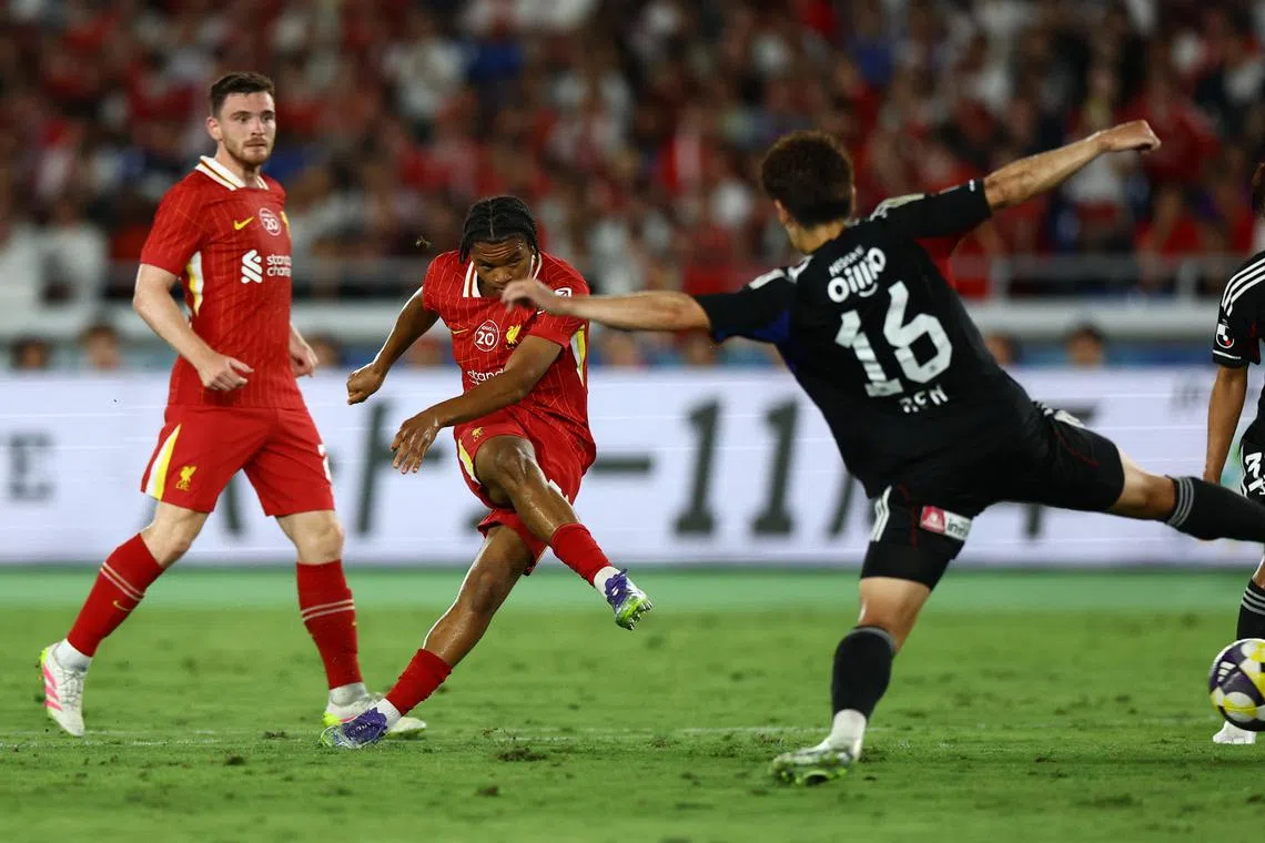 恩古莫哈（左二）在面对横滨水手时也贡献了一记精彩进球。（路透社）