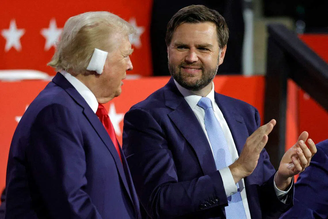 特朗普（左）7月15日在自家社媒平台宣布，共和党俄亥俄州参议员万斯（右）是他的副总统人选。（法新社）