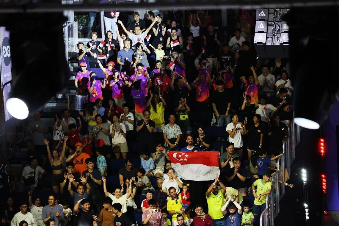 比赛现场座无虚席，许多本地支持者到场为我国球队加油。（邝启聪摄）