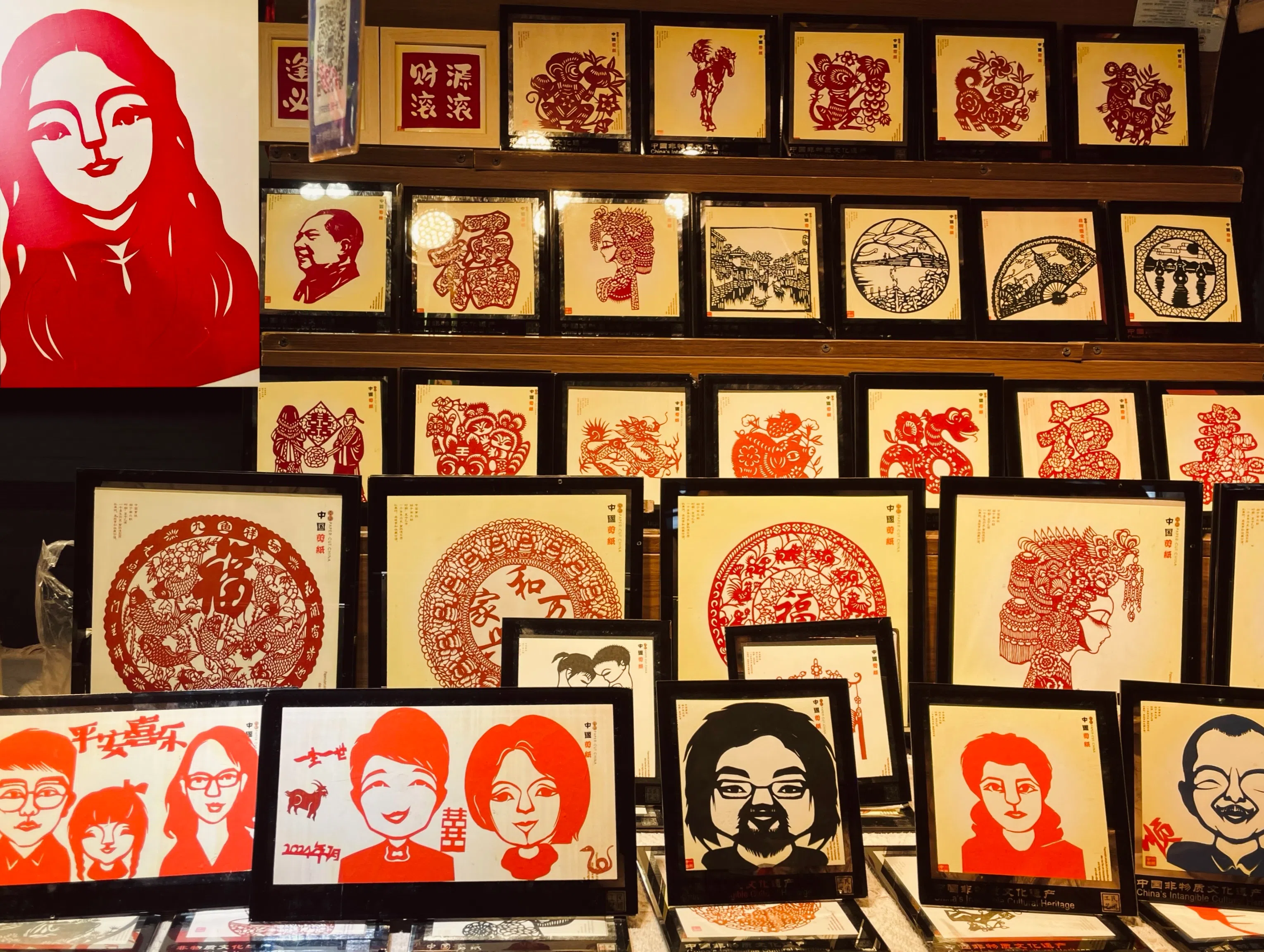 杭州武林夜市的手工剪纸肖像摊位，以及作者定制的成品。（周佳铃摄）