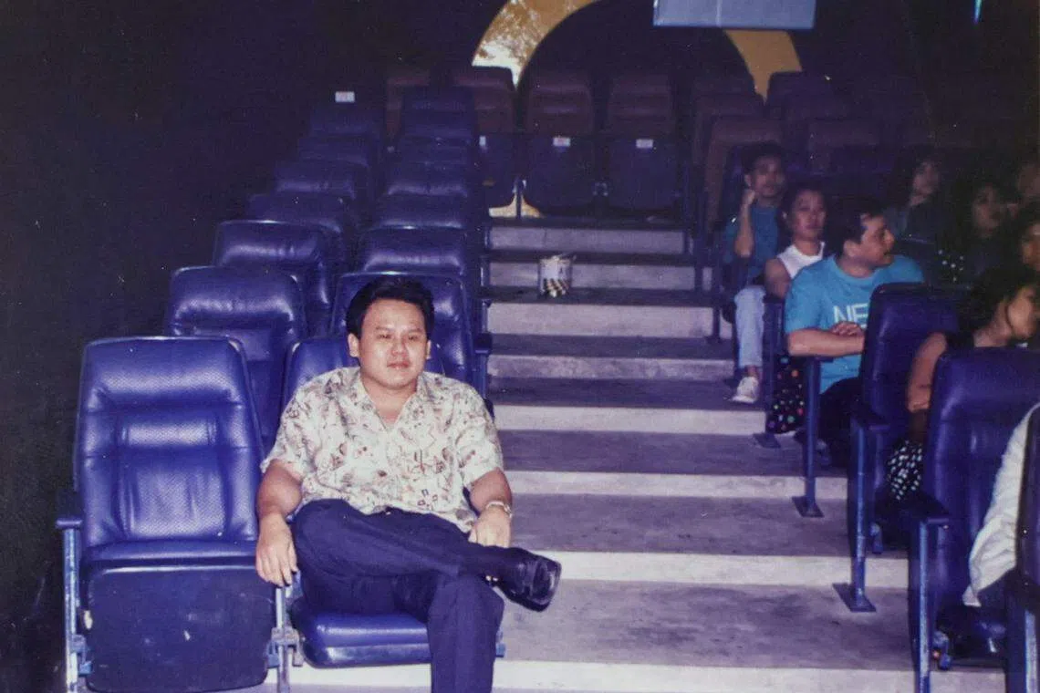 罗元森（左）曾在黄金坊开过播放泰语片的电影院。（受访者提供）