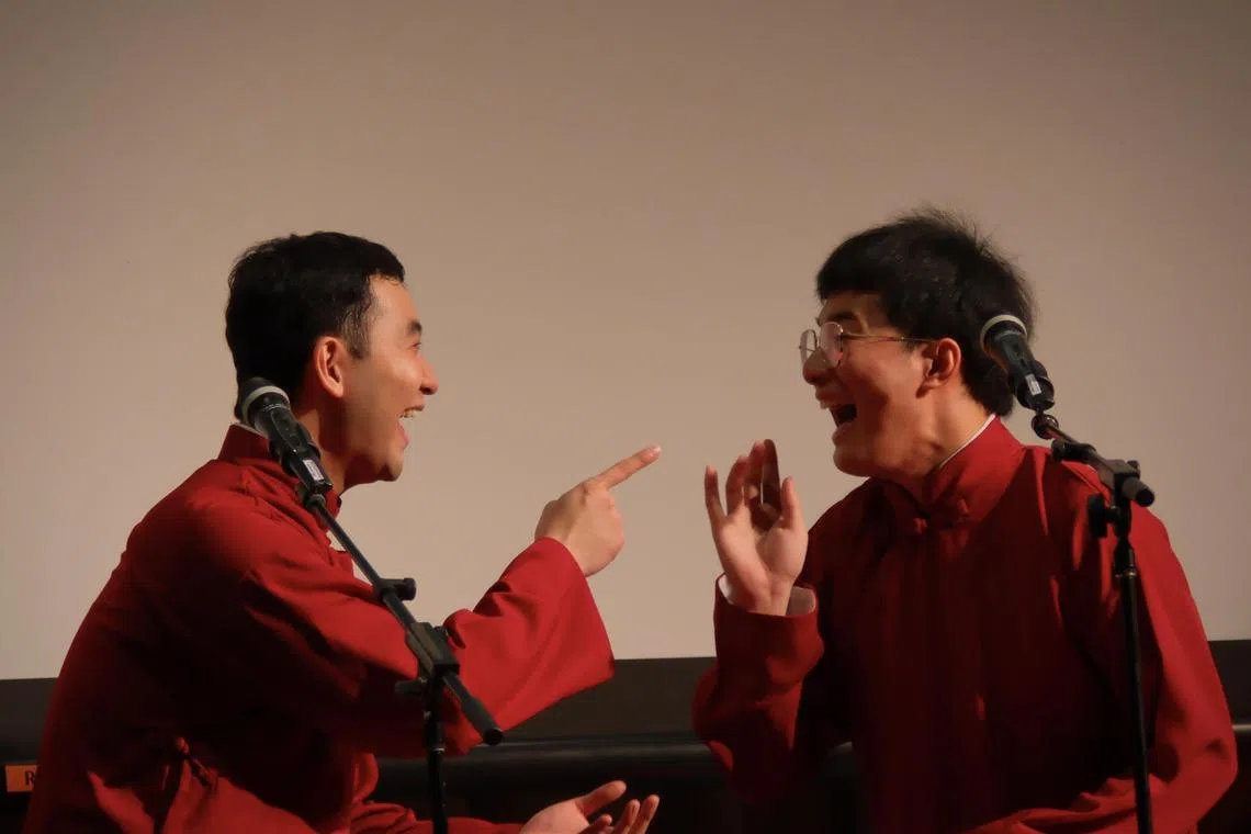 刘光宇（左）和搭档张津铭在2024年4月演出中表演了一段英语相声。（刘光宇提供）