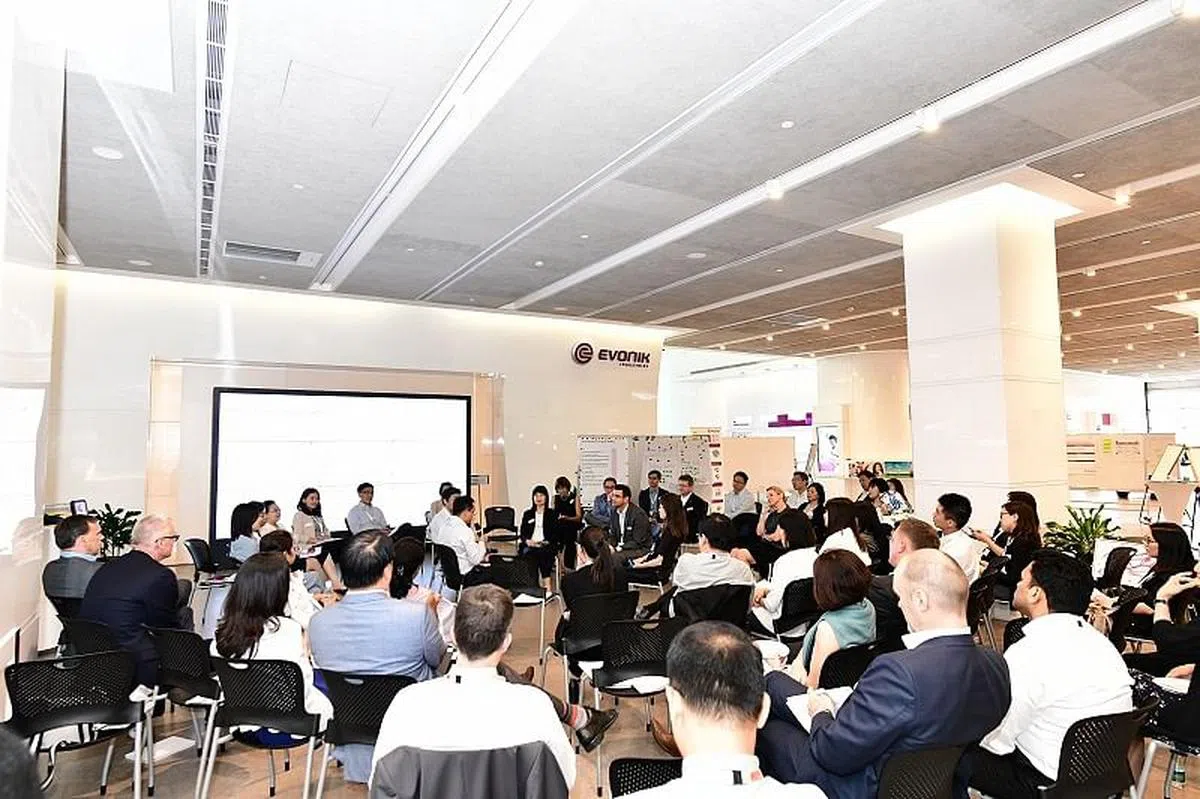 赢创雇员经常有机会交换创意点子和建议，协助公司做得更好。（照片摄于疫情前）。（图／赢创提供）