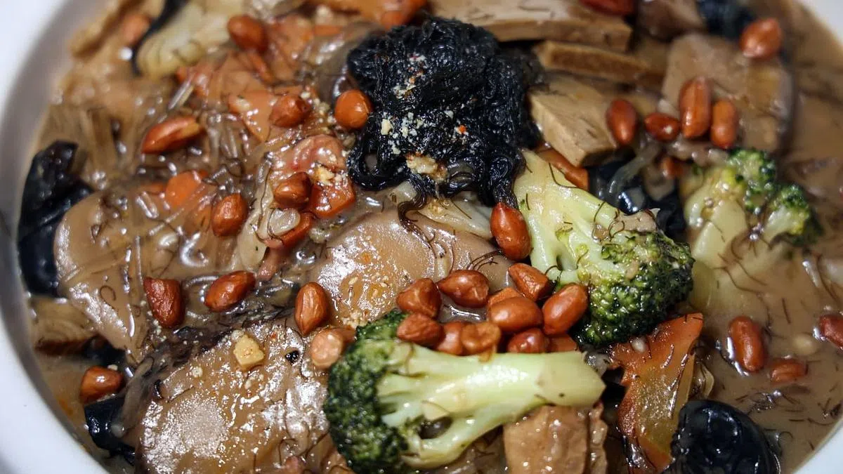 客家风味粉丝煲。（摄影／李健玮）