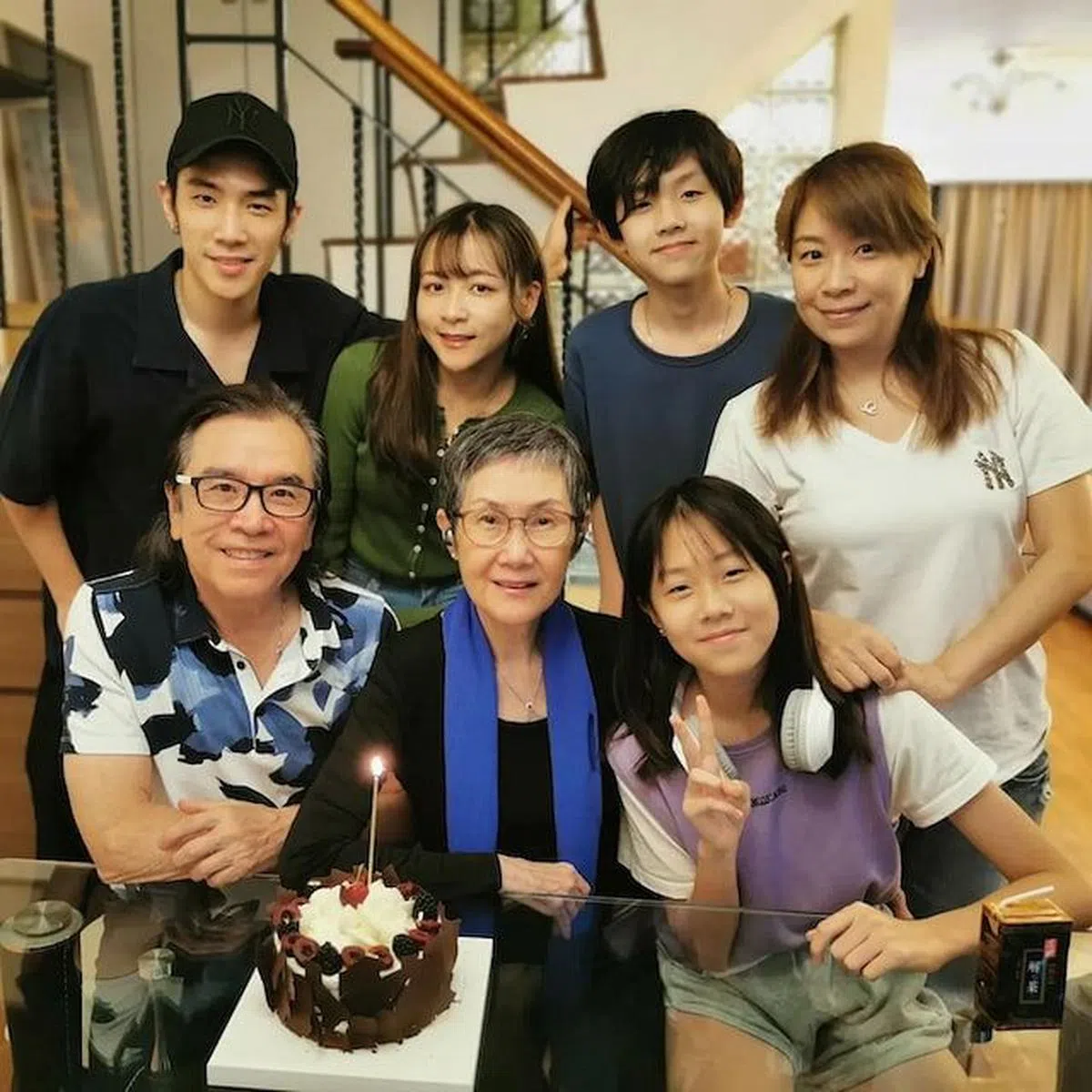姜大卫夫妇（前排左一左二）的三代同堂全家福。（取自艺人Instagram）