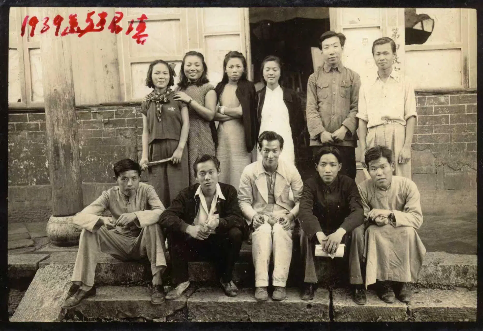 1939年，杭州国立艺专西画组最要好的同学们（包括许铁生，前排左一）在云南昆明送别赵无极（前排左二）。（品艺画廊提供）