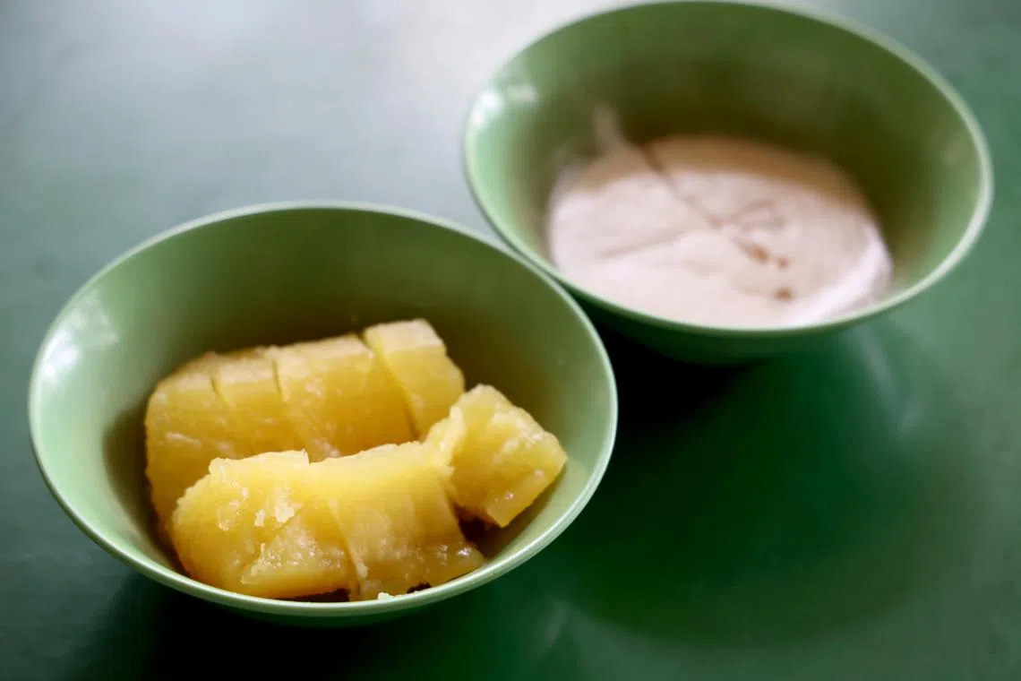 英记甜品的蒸木薯糕配有椰浆。（龙国雄摄）