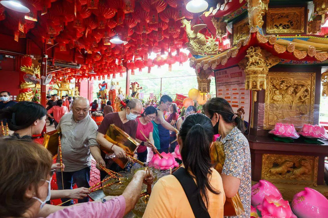 三巴旺财神庙重新开幕，许多善信前来祈福。（卓祾祎摄）
