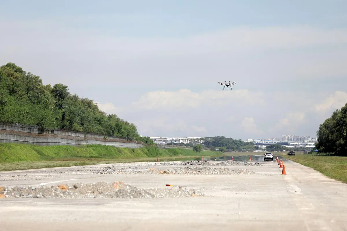 巴耶利峇空军基地将在2030年代搬迁至樟宜东，腾出约800公顷土地建设新一代市镇。图为基地的跑道。（档案照）