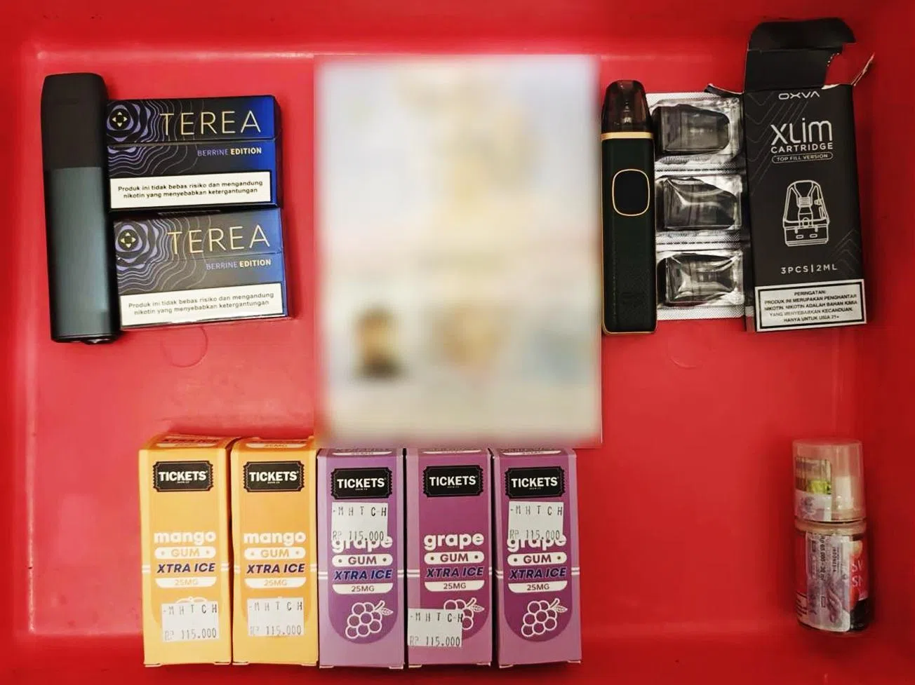 一名29岁外籍男旅客持电子烟，被卫生科学局开罚。（新加坡警察部队提供）