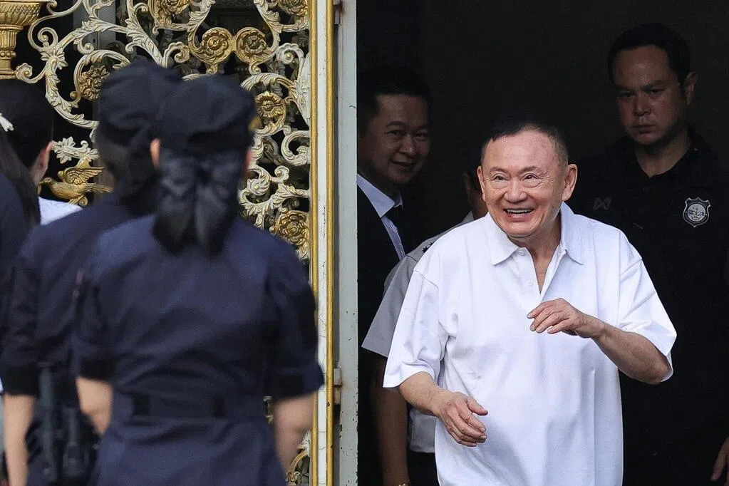 泰国前首相达信星期一（5月11日）上午获假释，从曼谷北部曼谷孔普雷监狱出狱。