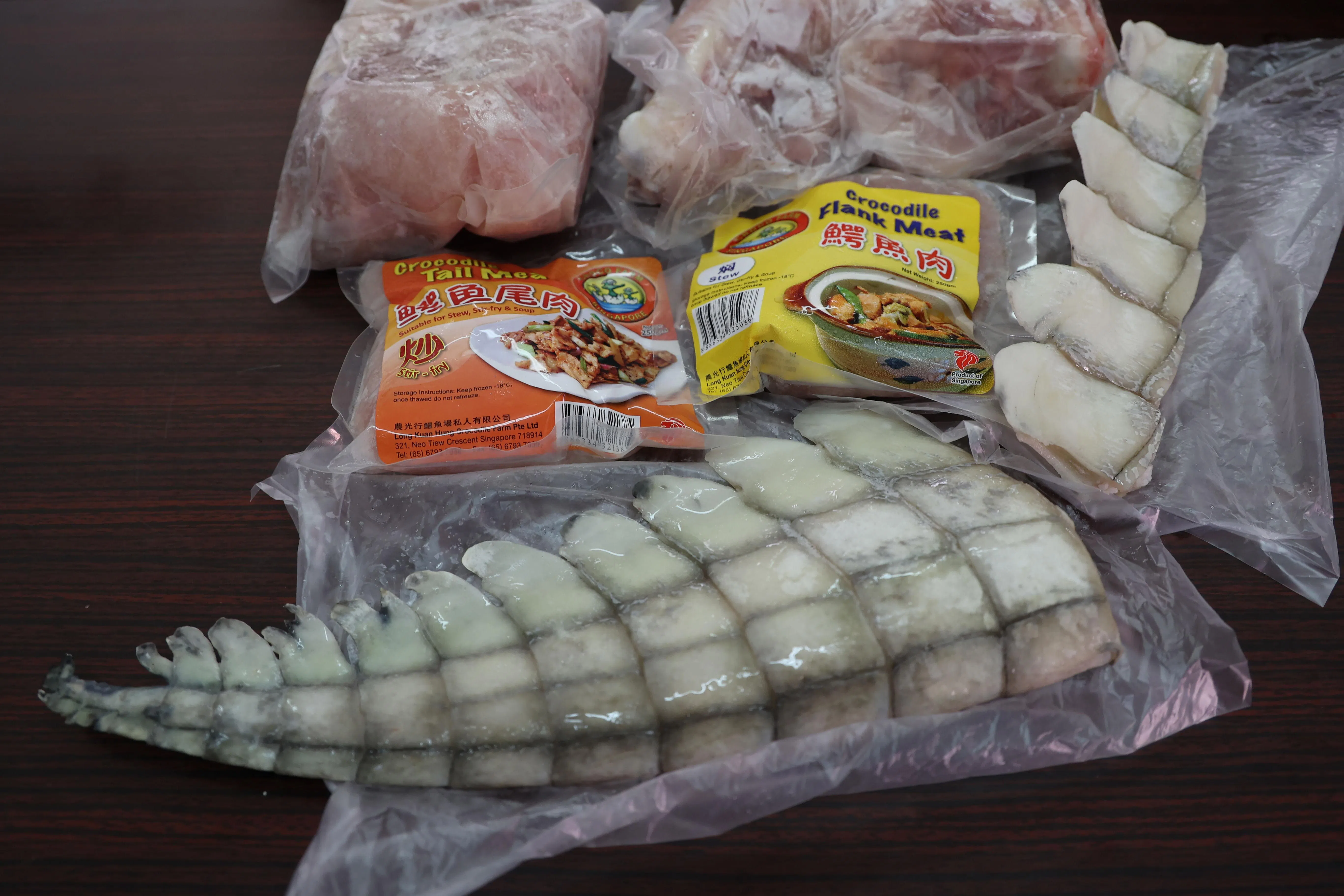 鳄鱼多个部位均可食用，超市也有售卖鲜冻鳄鱼肉和鳄鱼尾肉。（龙国雄摄）