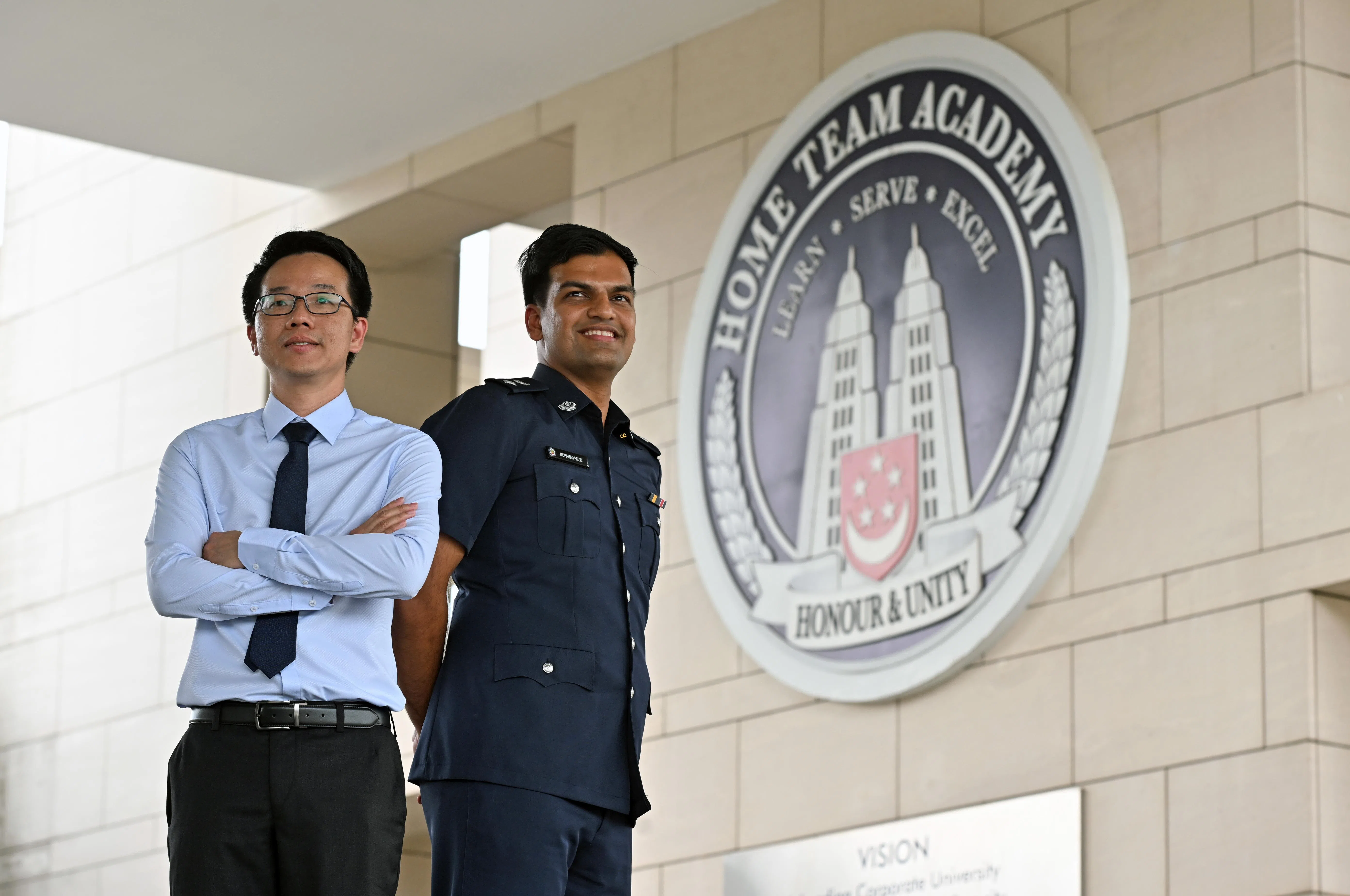 内政团队创新奖的得奖者包括内政科技局生物识别与意图评估专业研究中心副署长刘国材（左），以及中央警署行动组警务行动策划员（策划与紧急应变）费扎尔副警监。（海峡时报）