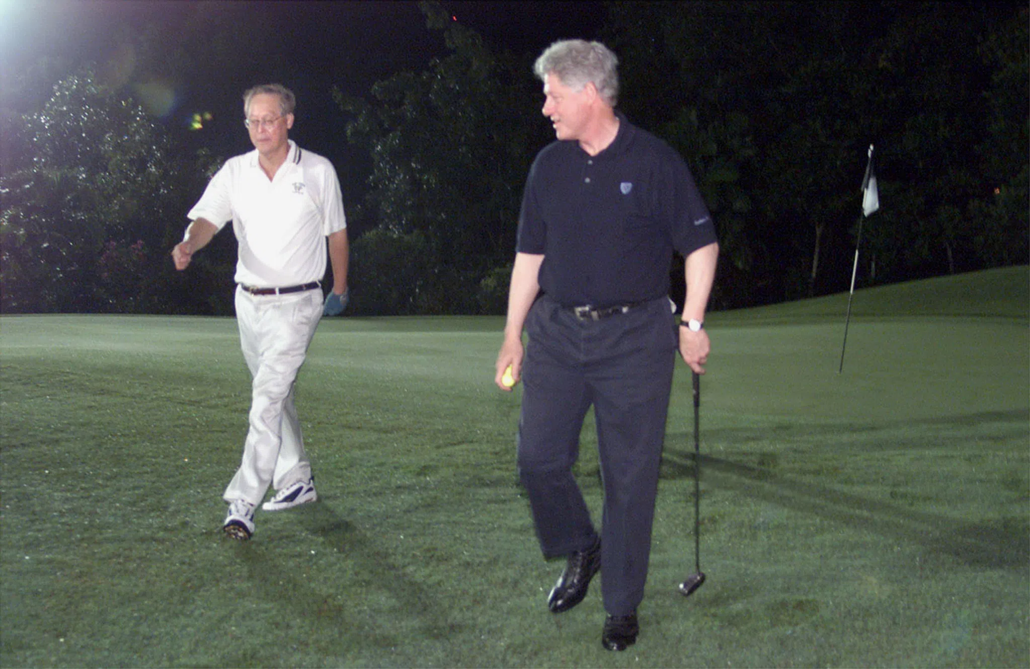 我国前总理吴作栋（左）和美国前总统克林顿（右）2000年11月在文莱一同打高尔夫球。（档案照片）