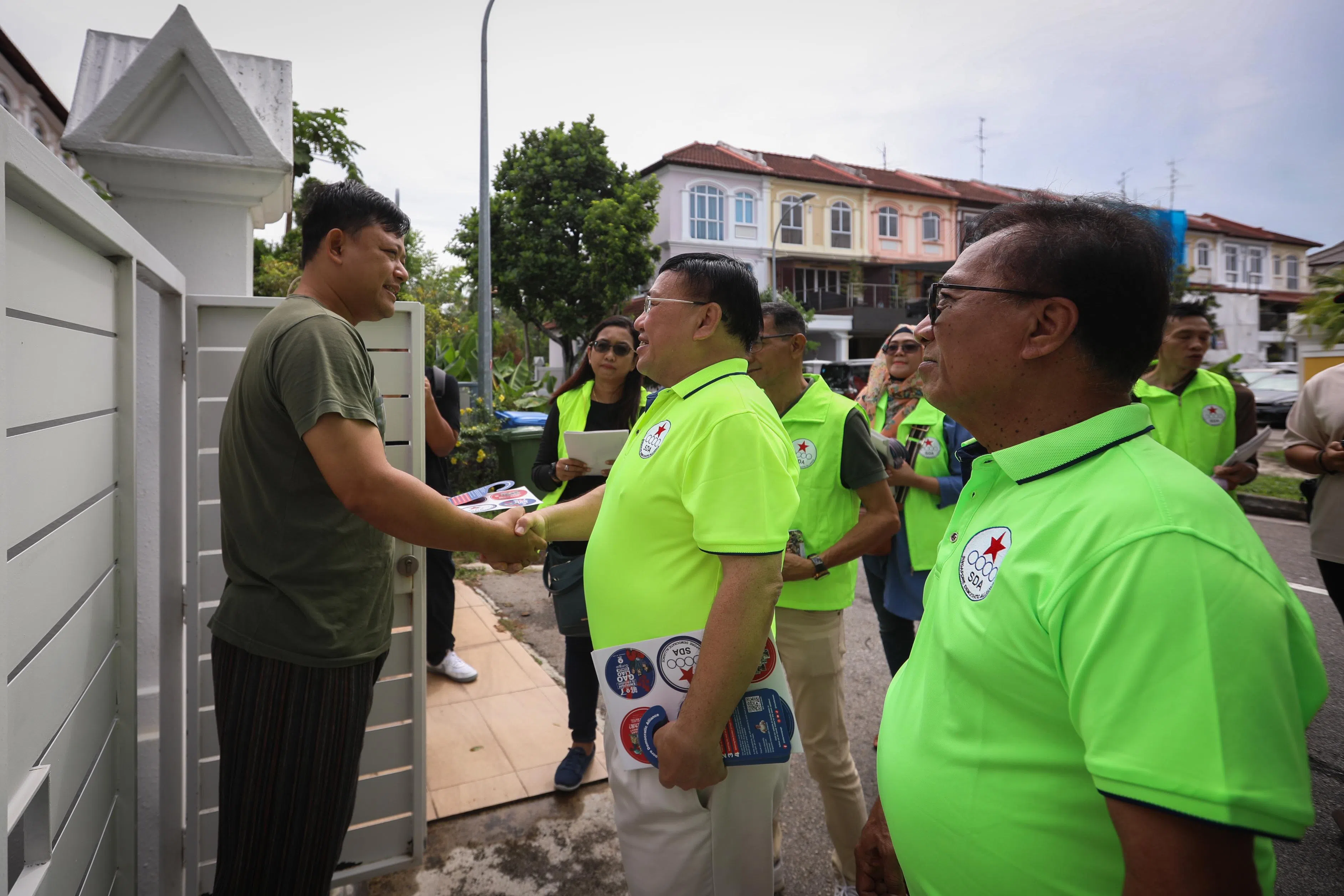 新加坡民主联盟主席林睦荃（中）和秘书长阿布莫哈默（右）星期天（3月23日）走访目前属于东海岸集选区的罗央住宅区，这一区已划入白沙—樟宜集选区范围。两人在上届大选都竞逐白沙—榜鹅集选区。这五人集选区已一分为二，形成白沙—樟宜和榜鹅这两个四人集选区。（海峡时报）