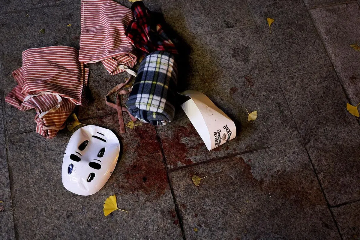 踩踏事故现场血迹斑斑，处处可见死伤者留下的物品。（路透社）