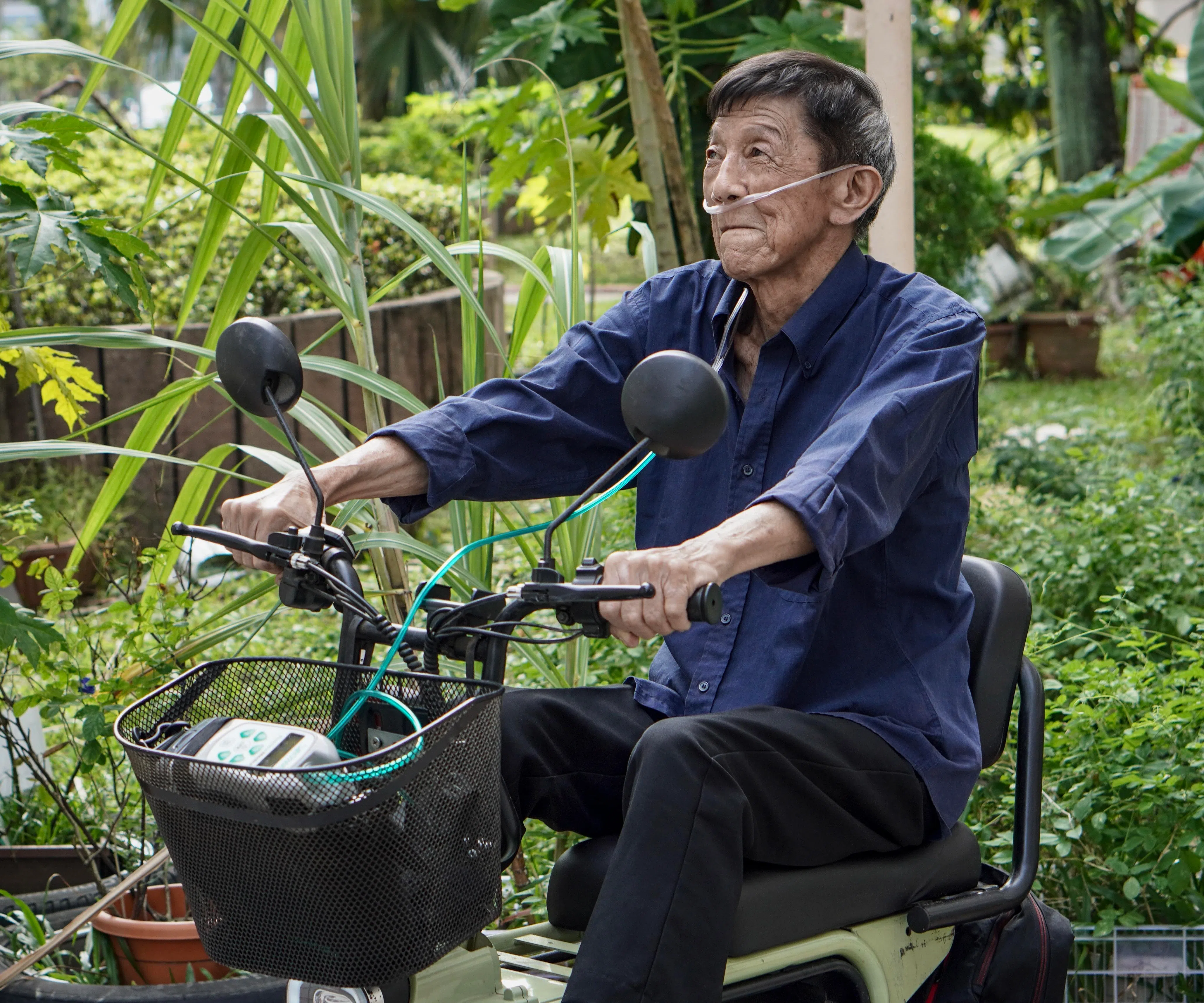 慢性阻塞性肺病患者蔡清泉（73岁），获裕廊保健基金资助一台便携式氧气机。有了这台可随身携带的氧气机，他可到住家附近的咖啡店用餐和找朋友聊天，生活素质有所改善。（黄廷方综合医院提供）