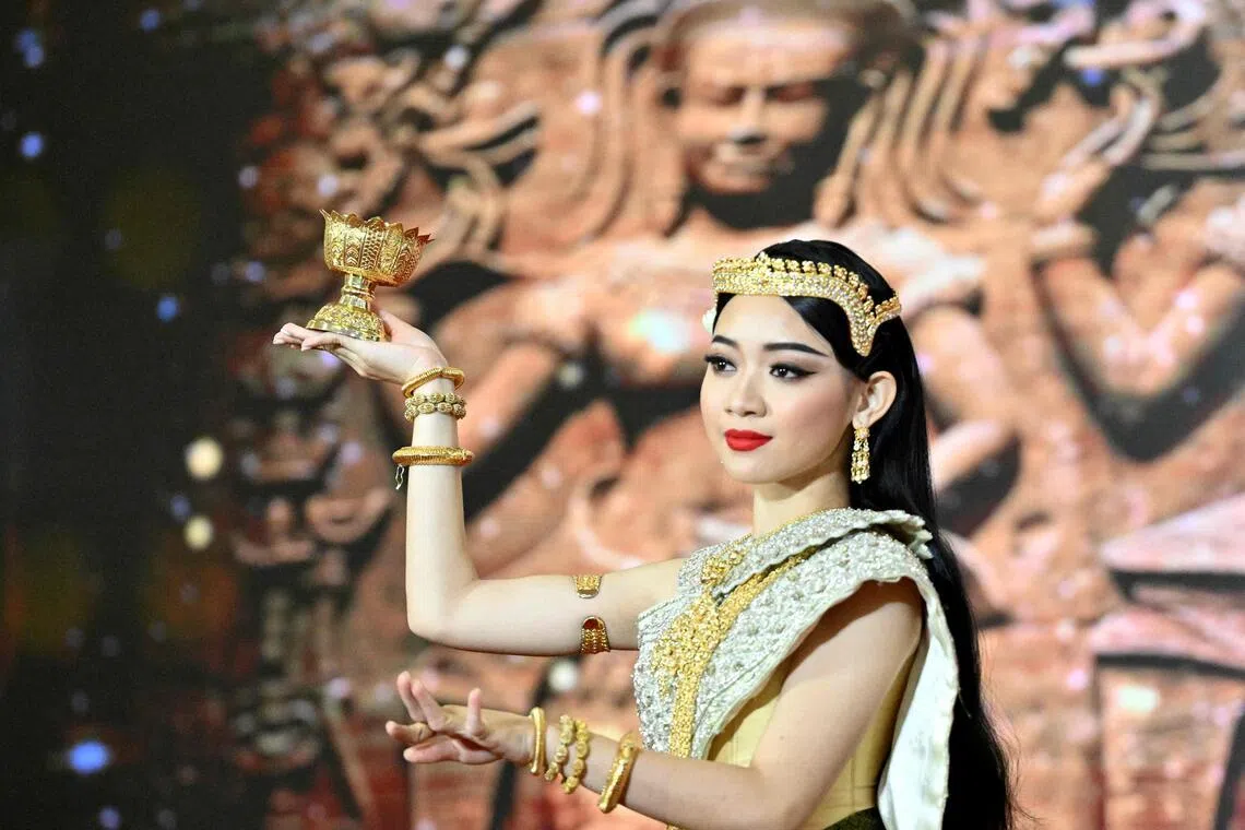 18岁毕业班学生多拉缇娜常在脸书发布自己的舞蹈视频，与2万多名追随者分享高棉古典舞。（法新社）