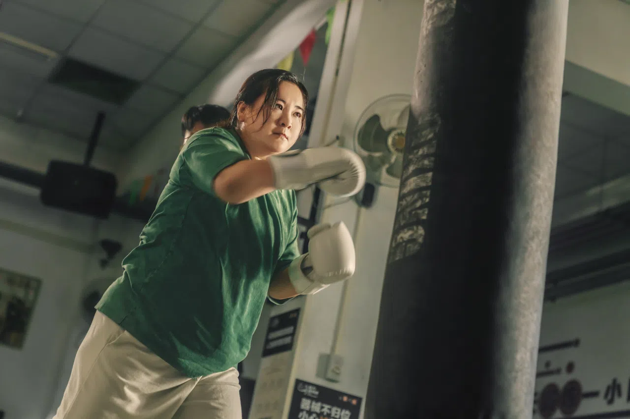 贾玲花了一年时间增胖减肥拍摄《热辣滚烫》，还得接受严格的训练并控制饮食。（Sony Pictures Singapore提供）