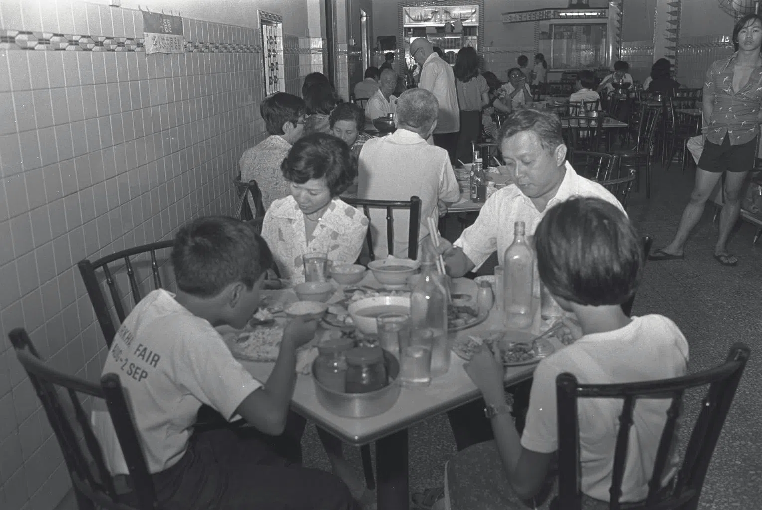 海南一街的瑞记鸡饭餐室经常高朋满座。（档案照片）