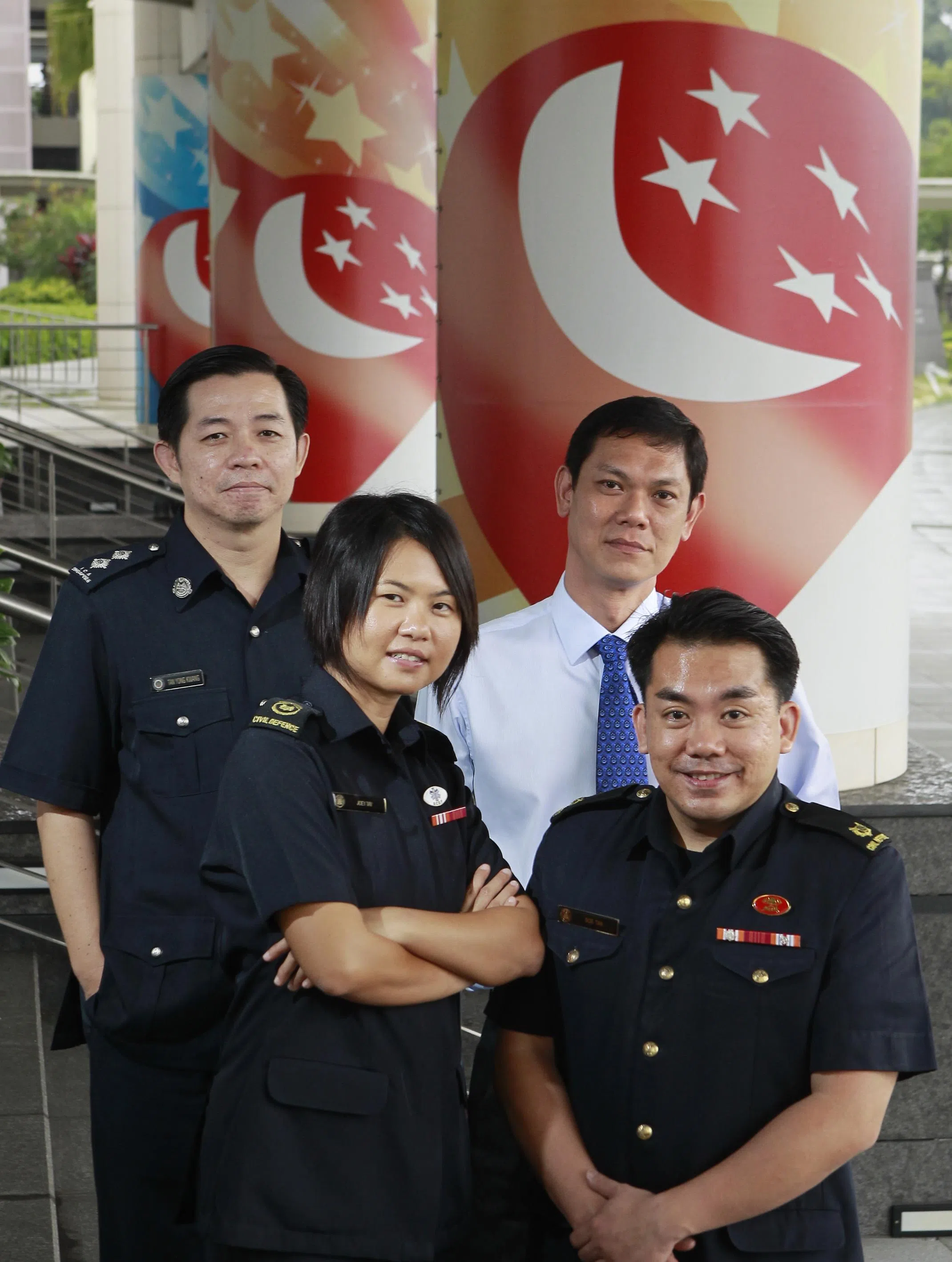 2011年11月，315名工作表现杰出的内政团队人员，获颁国庆奖章或警察部队海外服务奖章，当时任职中央警署情报组副组长的陈炳坤（后排右）是其中一人。（档案照片）