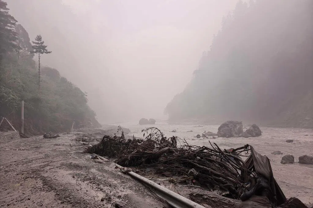 तिब्बत के गिलोंग सीमा द्वार पर भीषण भूस्खलन: भारी जनहानि की आशंका, राष्ट्रपति शी जिनपिंग ने बचाव कार्य तेज करने के निर्देश दिए