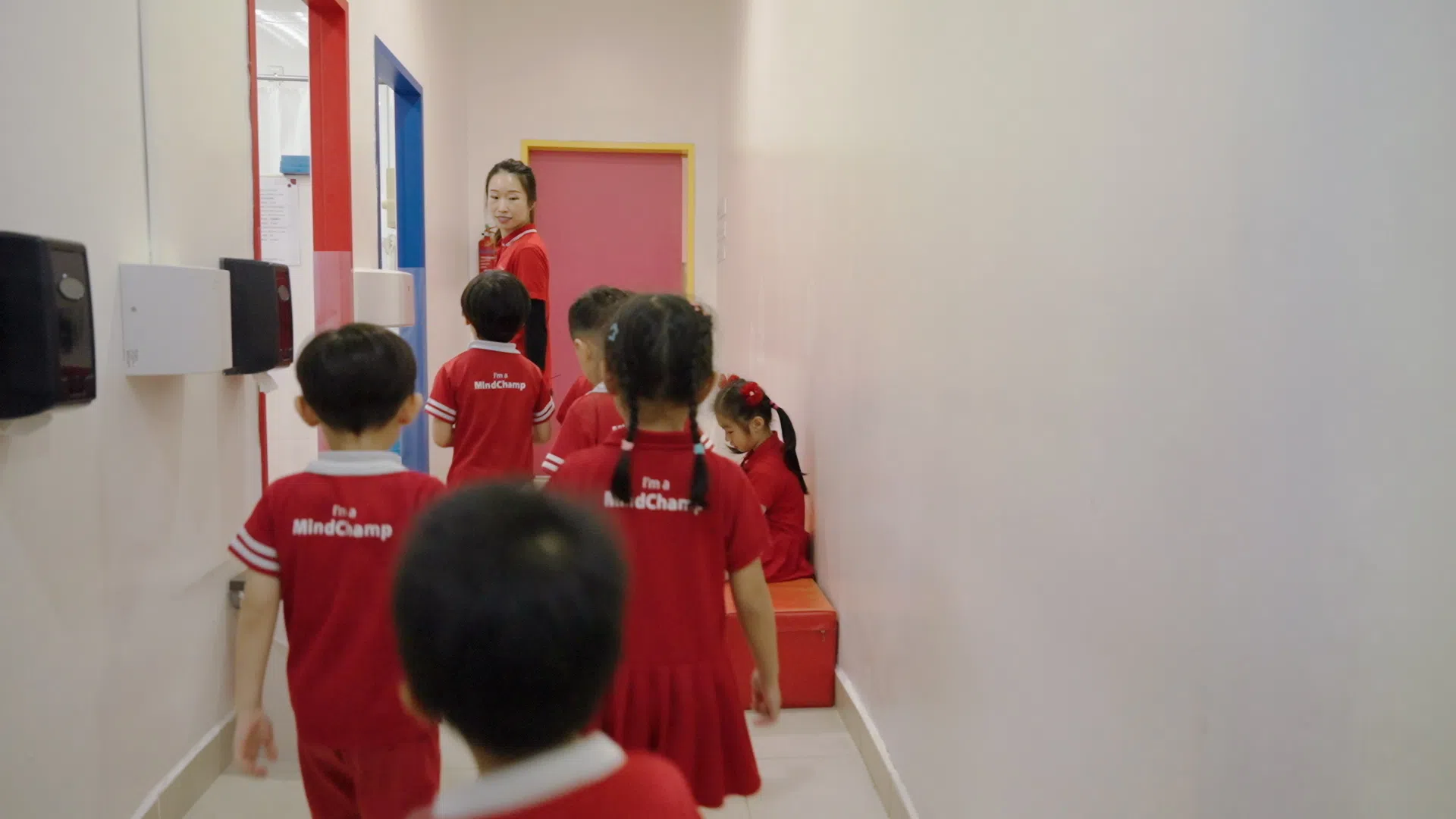 在幼儿园，孩子们的日常护理工作通常都交由女教师负责，例如带孩子上厕所、帮他们换衣服等。（视频截图）