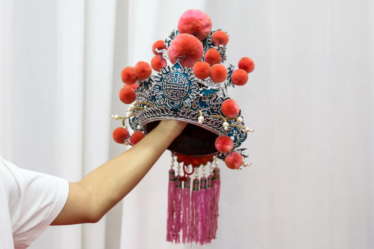 武小生的银盔上，红绒球在晃动时，带出龙的活灵活现。（关俊威摄）