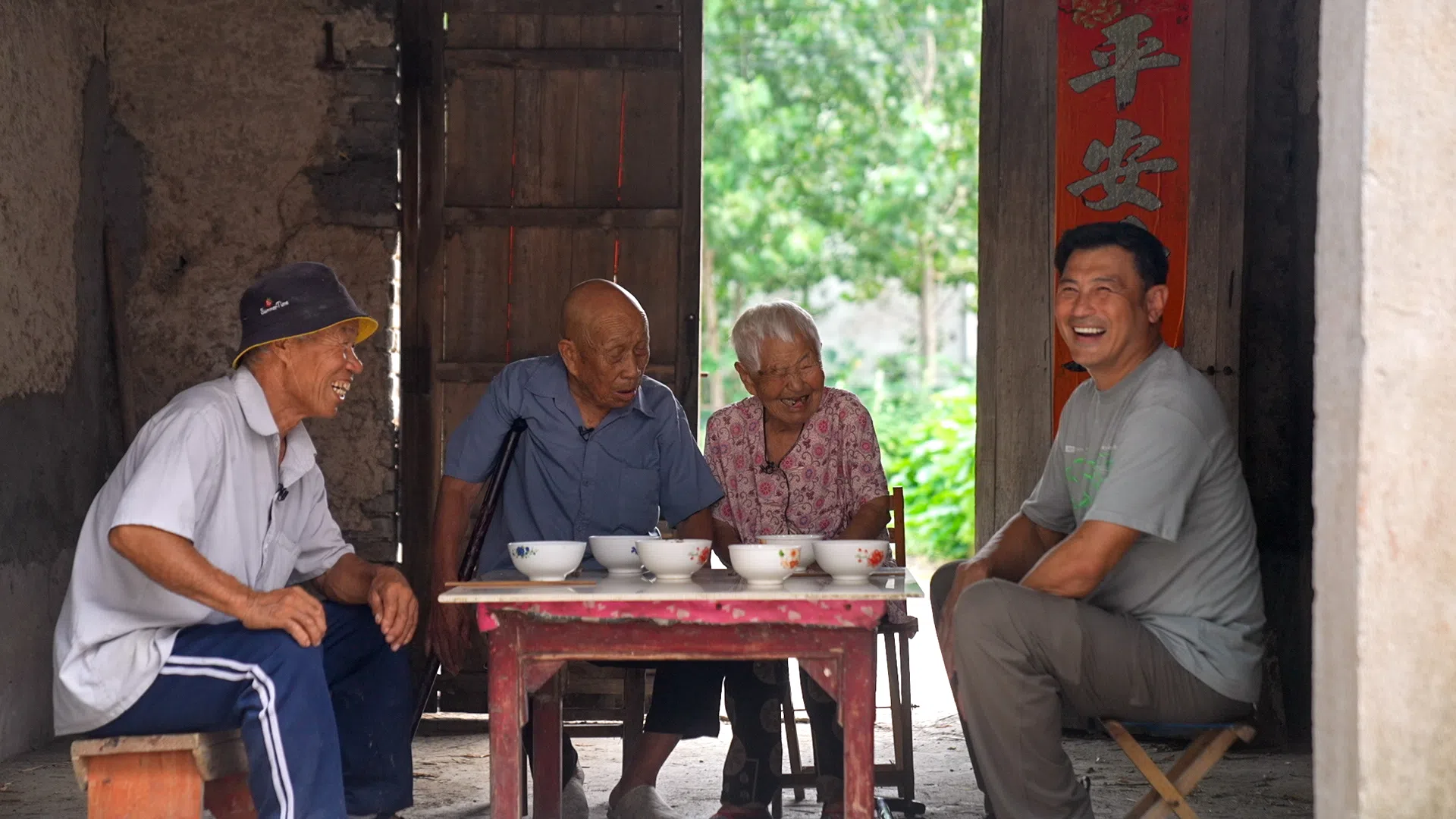 林明伦（右一）到中国拍摄《战地食谱》，首次生吃树皮。（堂堂映画）