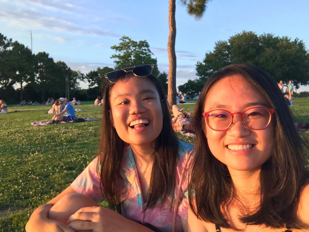 Up and Out创办人严玲丽（左）与吴锦纶认为，讨论性暴力与性教育是必要的，因为一般学校不鼓励这些讨论，导致青年无法全面地认识性教育。（受访者提供）