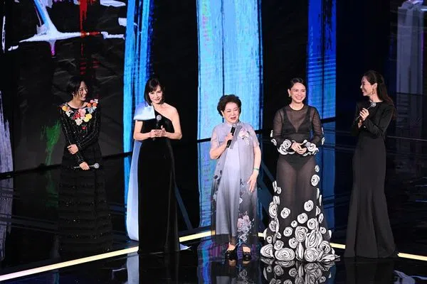 桂纶镁（左起）、陈湘琪、陈淑芳、李心洁和谢盈萱颁发最佳女主角奖。（互联网）