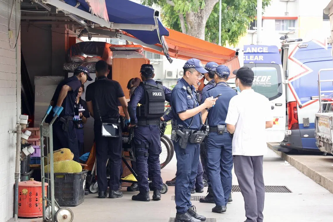 警方已经封锁现场，查案人员仍在进行调查，现场气氛紧张。（邬福梁摄）