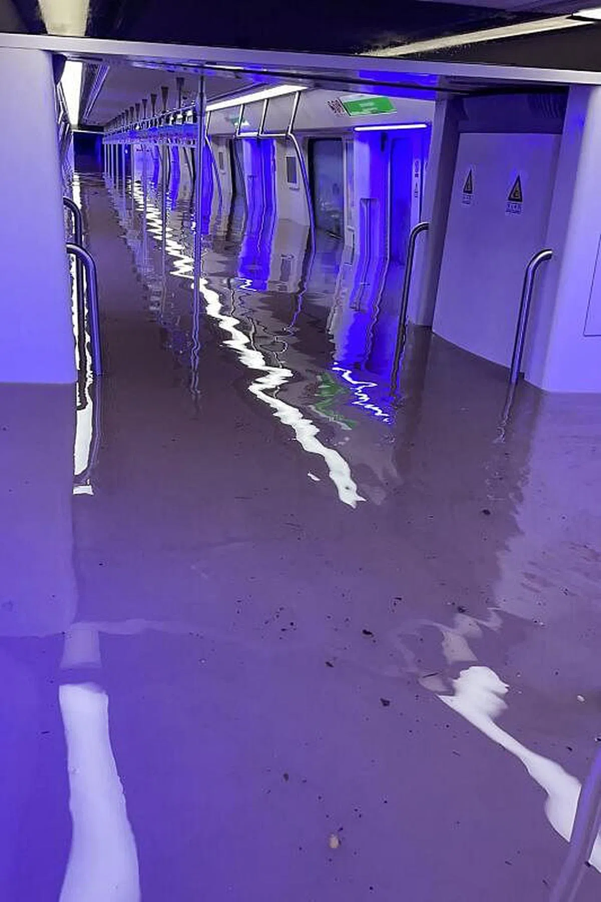 郑州地铁车厢昨天大量进水。（法新社/微博用户merakiZz-）