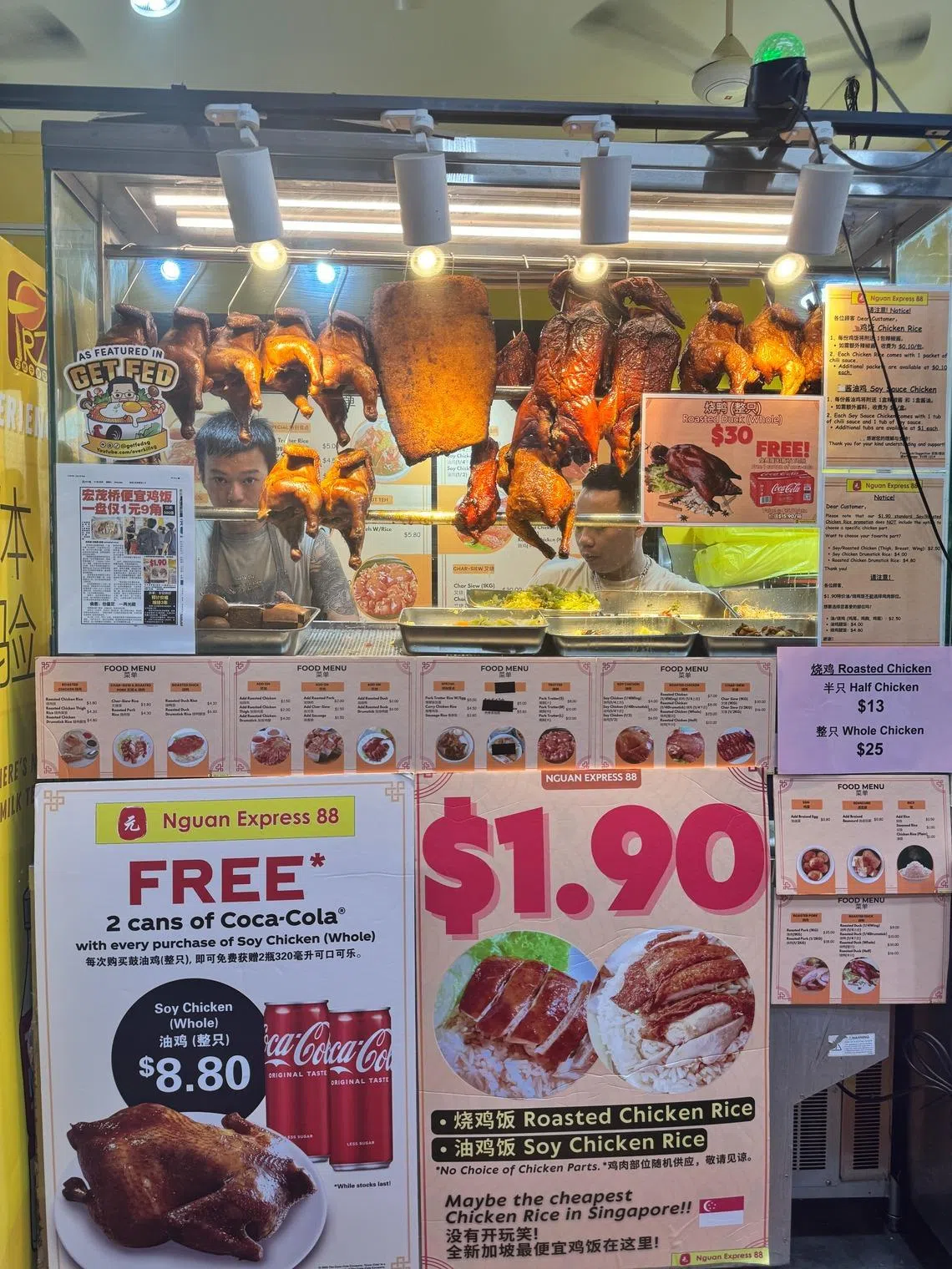 除了烧鸡饭和油鸡饭，Nguan Express 88的叉烧饭和咖喱鸡扒也有促销。（翁铭芯摄）