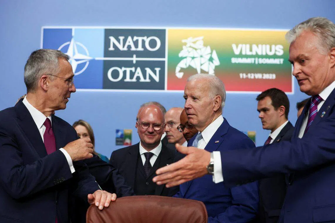 7月11日，美国总统拜登（右二）、北约秘书长斯托尔滕贝格（左一）和立陶宛总统纳塞达（右一）在立陶宛首都维尔纽斯出席北约领导人峰会。（路透社）