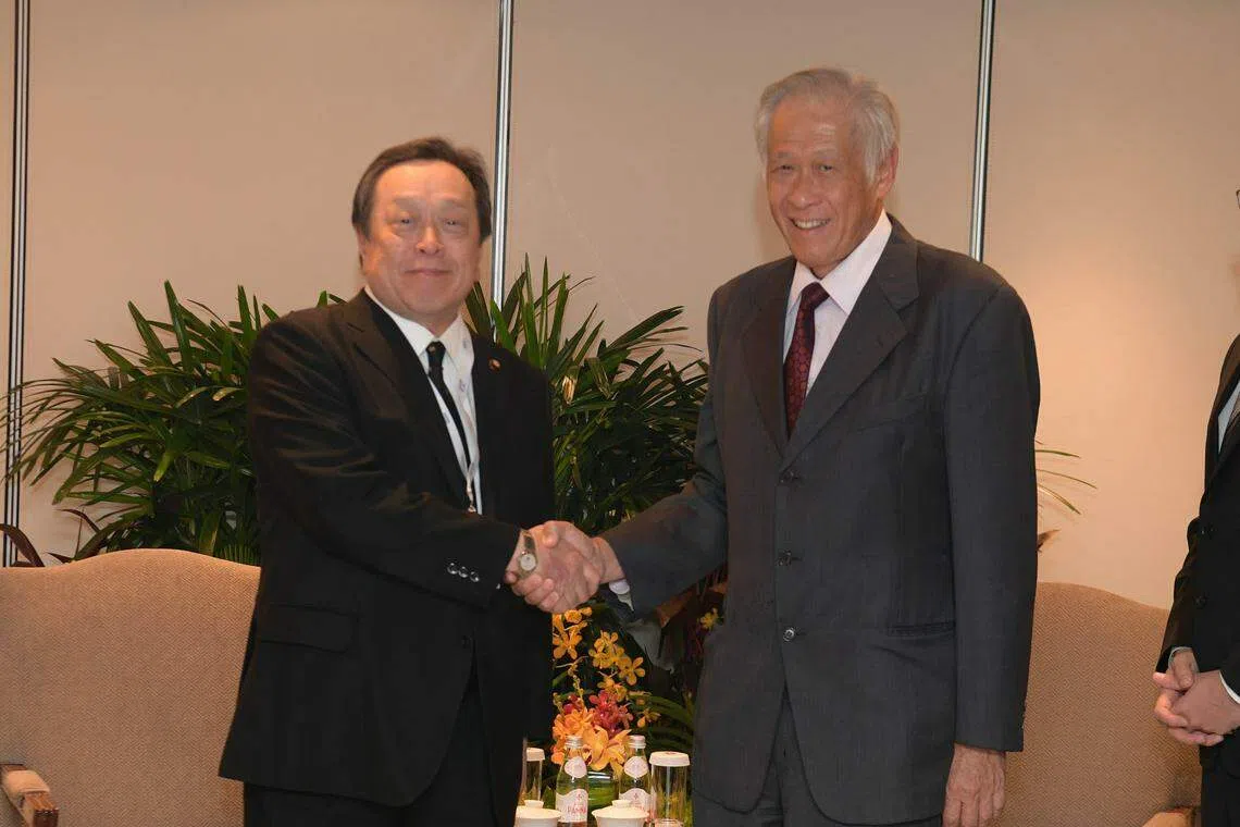 黄永宏会见日本防长滨田靖。（新加坡国防部提供）