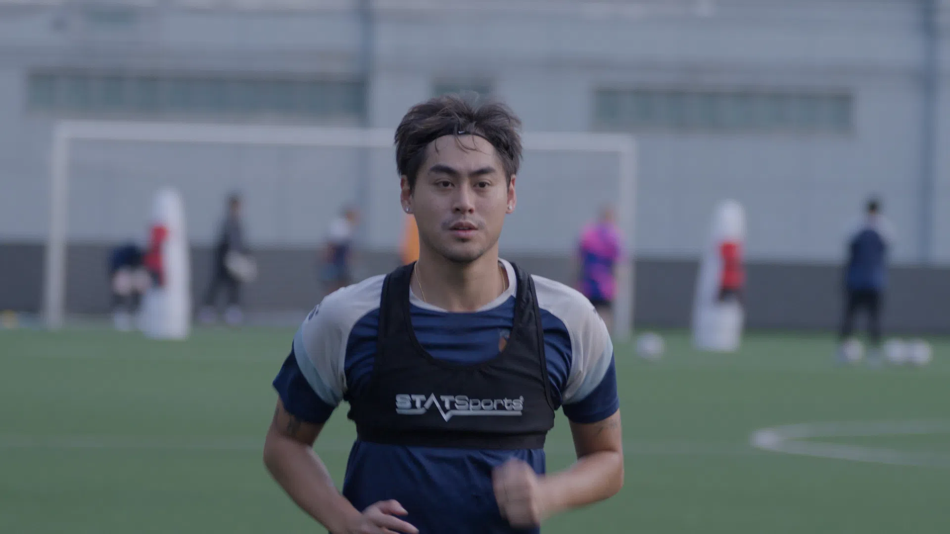 郭俊谊从15岁开始职业足球生涯，22岁正式为国家队披甲上阵，目前是后港联队的主力翼将。（视频截图）