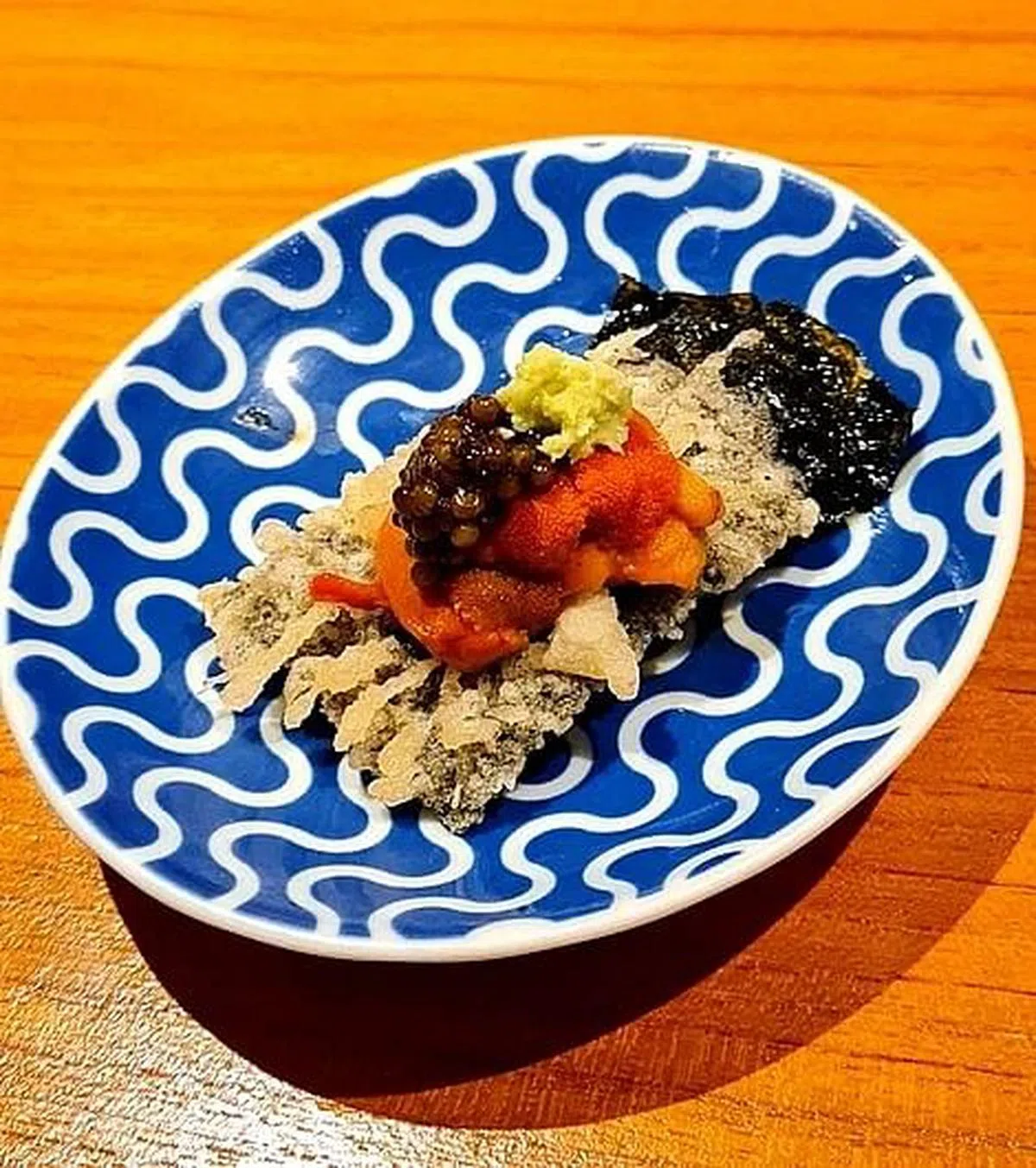 海胆天妇罗佐鱼子酱是本地独创，味道和口感层次丰富。（叶晓虹摄）