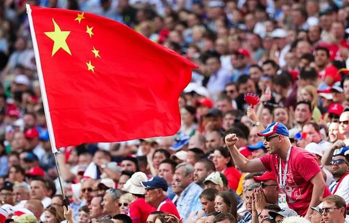 2018年有10万名中国游客在世界杯期间入境俄罗斯，游客数量排全球第一。图为当年哥斯达黎加对塞尔维亚的小组赛中，中国球迷挥舞五星红旗为塞尔维亚助威。（东方IC/互联网）