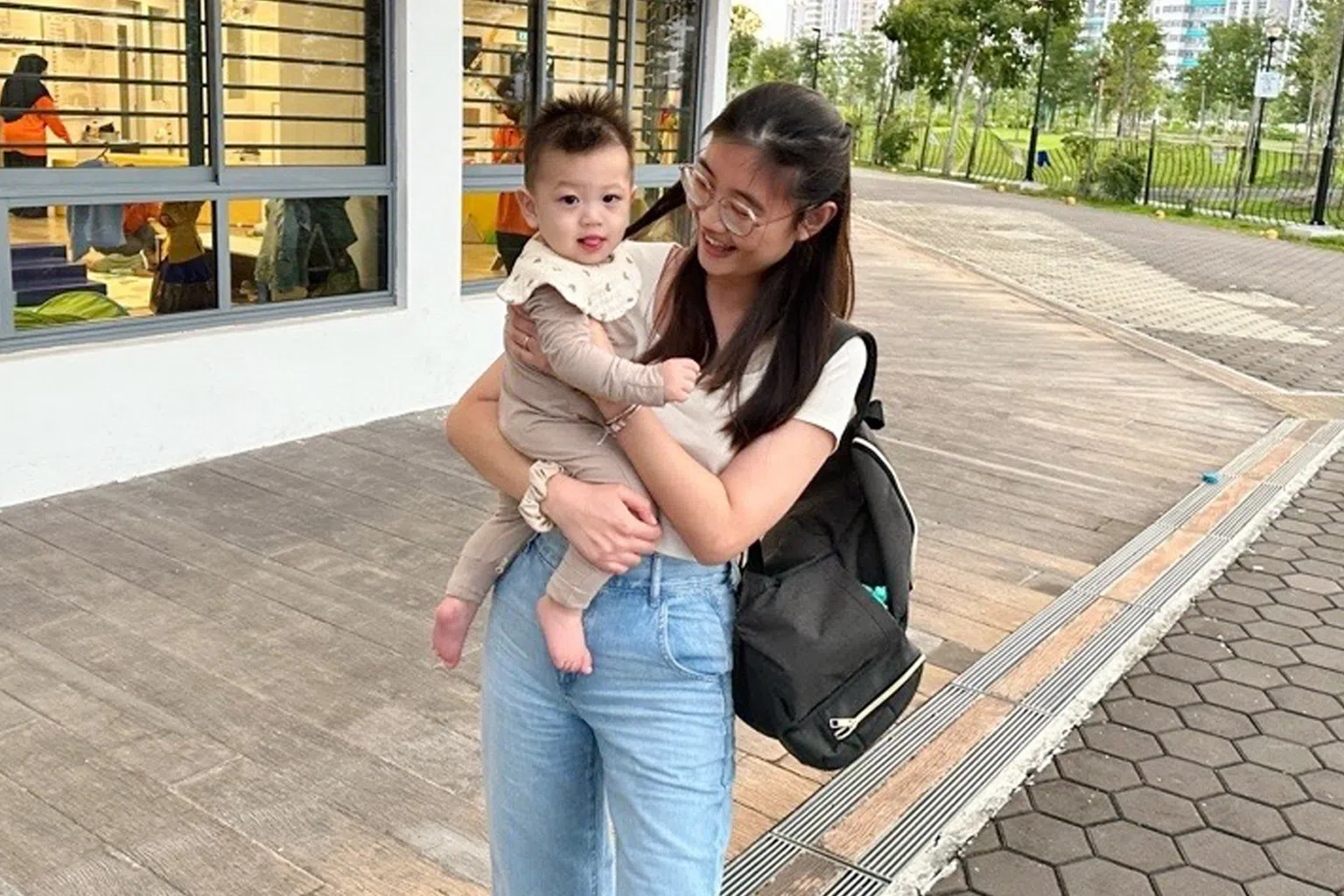 在与上司沟通后，梁玮珊的灵活上下班时间让她能准时到托婴中心接送儿子。（图/Trip.com提供）