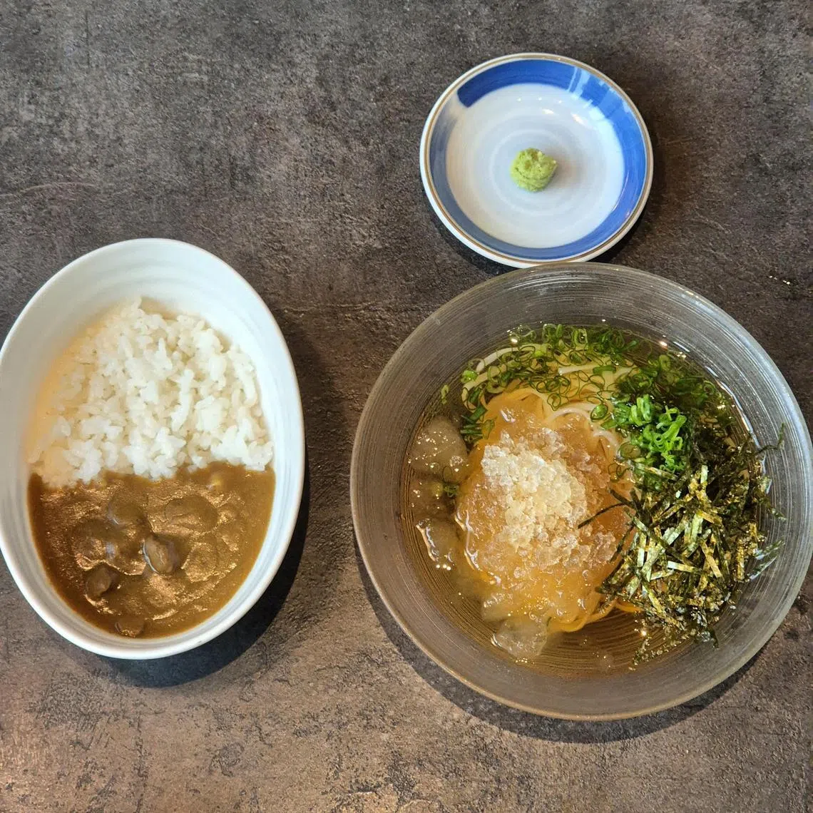 快捷午餐的米饭可换成咖喱饭或冷稻庭乌冬。（陈爱薇摄）