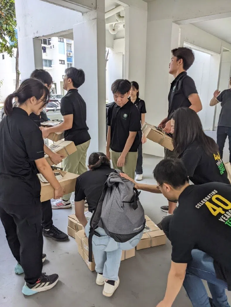 学生在组屋底层整理所有收集到的回收物品。（淡马锡初级学院提供）
