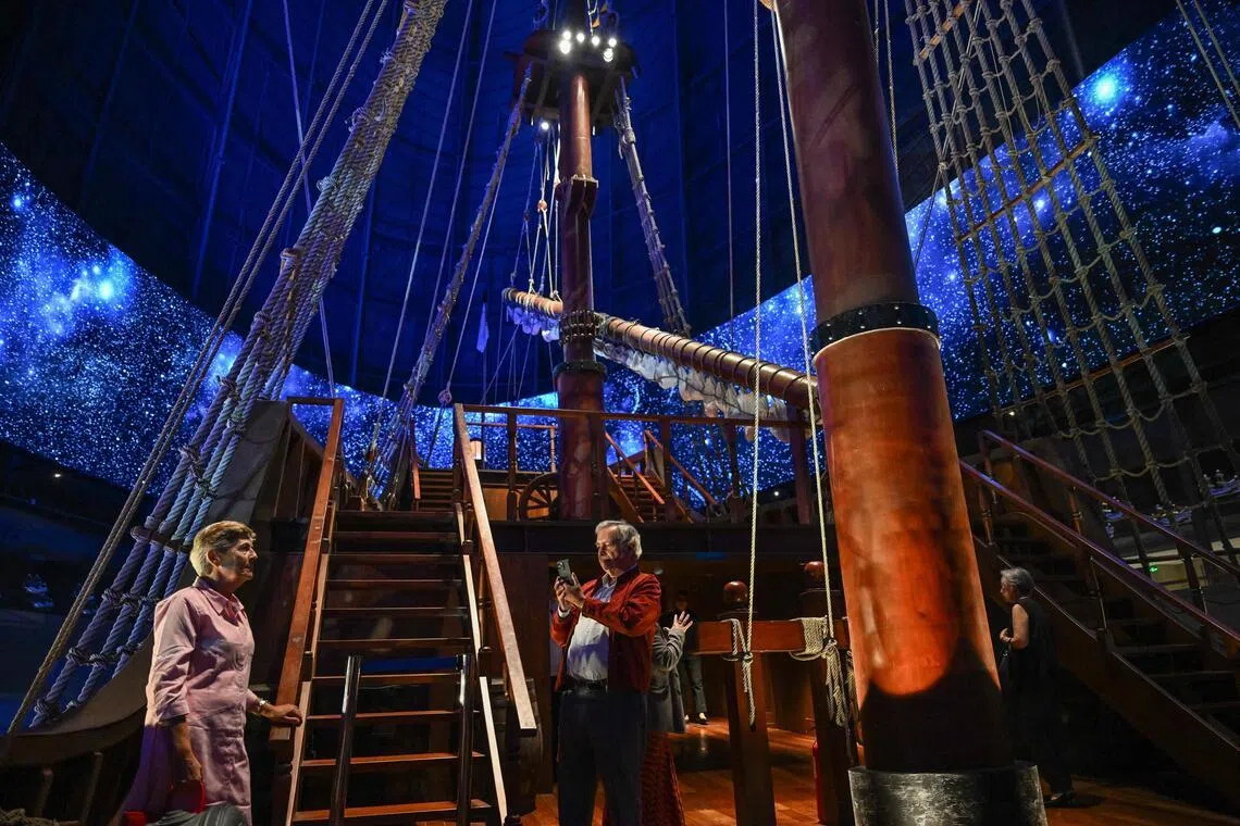 这艘巨舰不仅是馆内的核心展品，也象征着早期全球化时代的开启。（法新社）