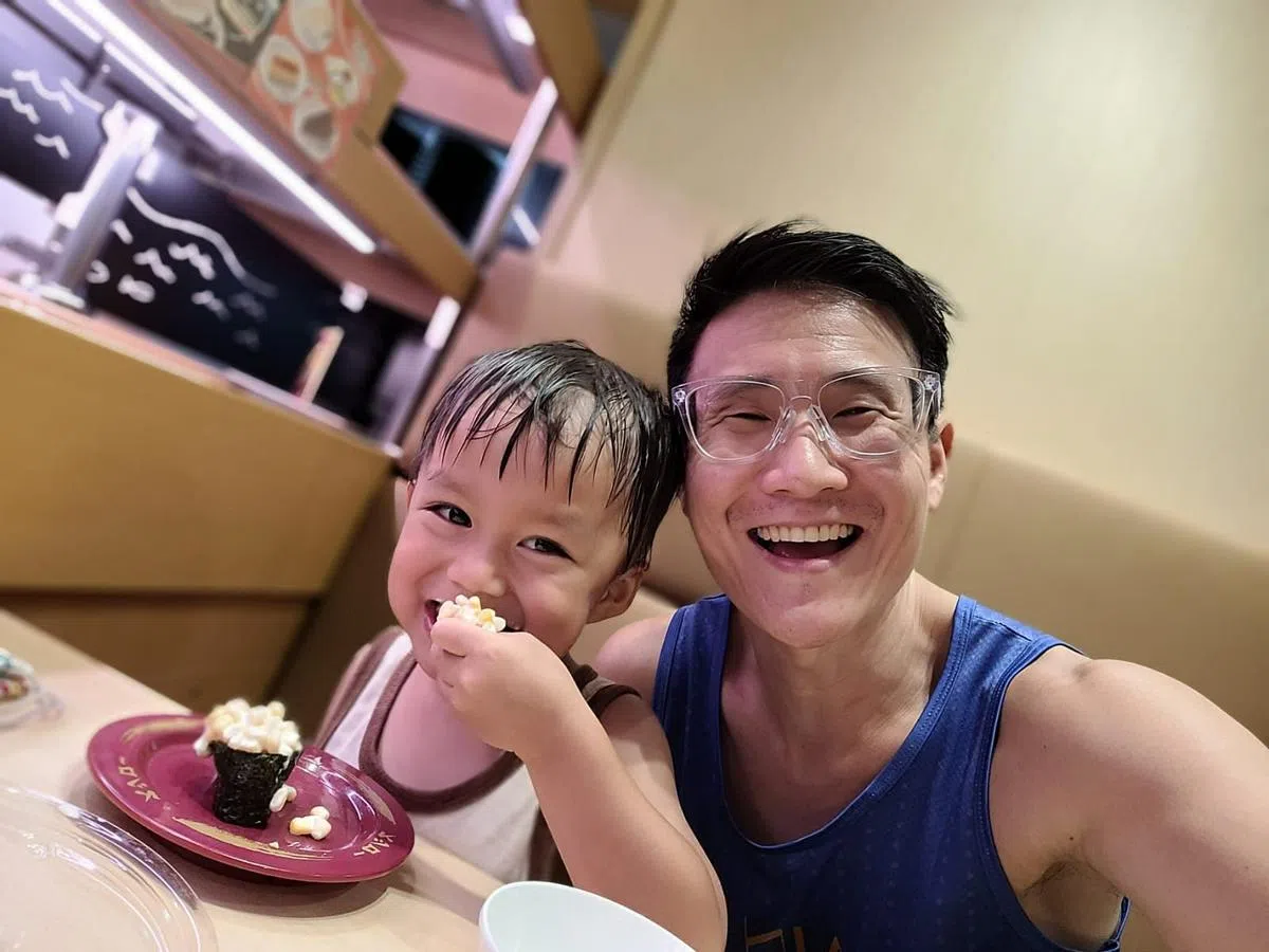 颜顺福和儿子颜恩。（受访者提供）