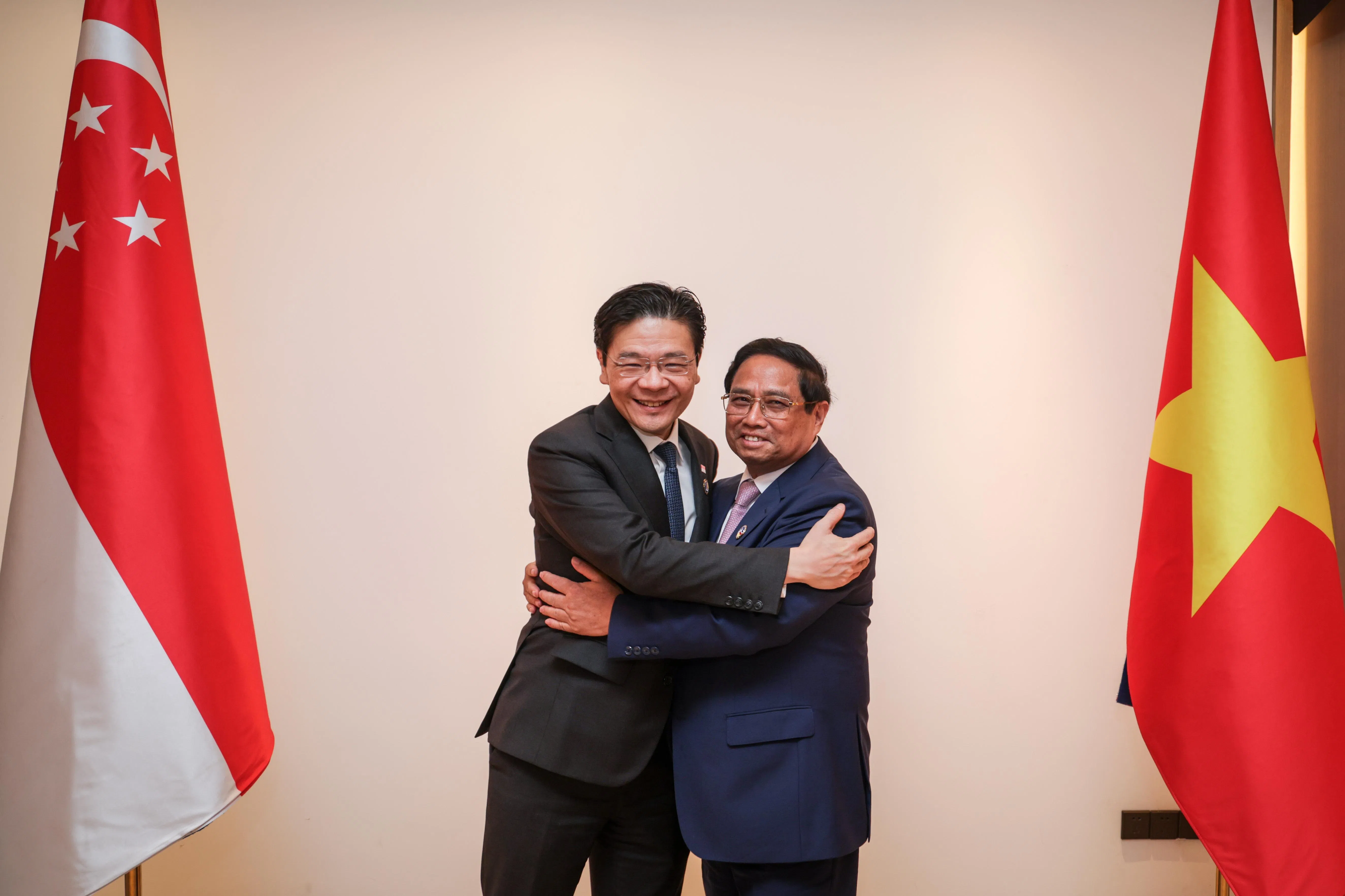 总理兼财政部长黄循财（左）10月9日在老挝万象出席亚细安峰会期间，与越南总理范明政（右）举行双边会谈。（叶振忠摄）